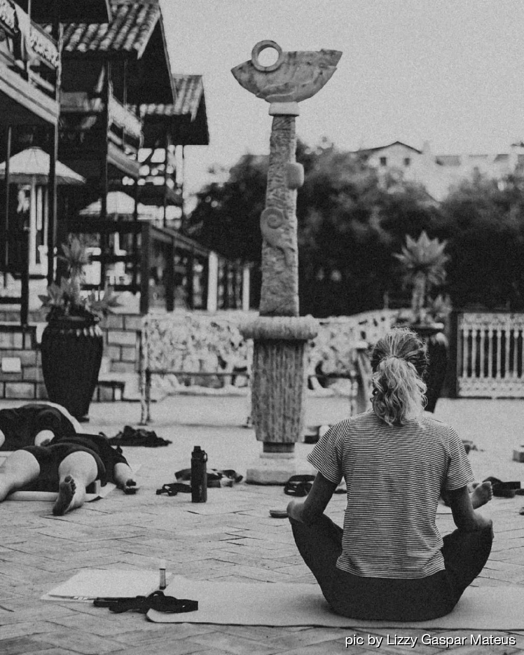 Sara Baptist in meditatiehouding — StilKracht Yoga